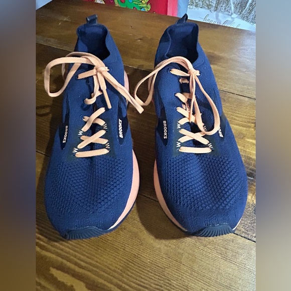 EXCELLENT CONDITION, Women’s Brooks size 11, smoke free home - Picture 2 of 5